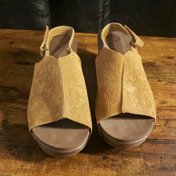 Yellow Box Women's Size 7 Redding Wedge Sandals Platform Heels Leather Suede Tan - Picture 7 of 8